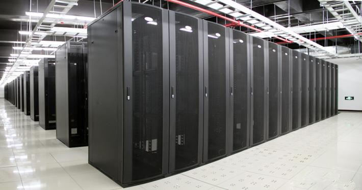 将服务器托管到机房和放在自己公司比有什么区别？