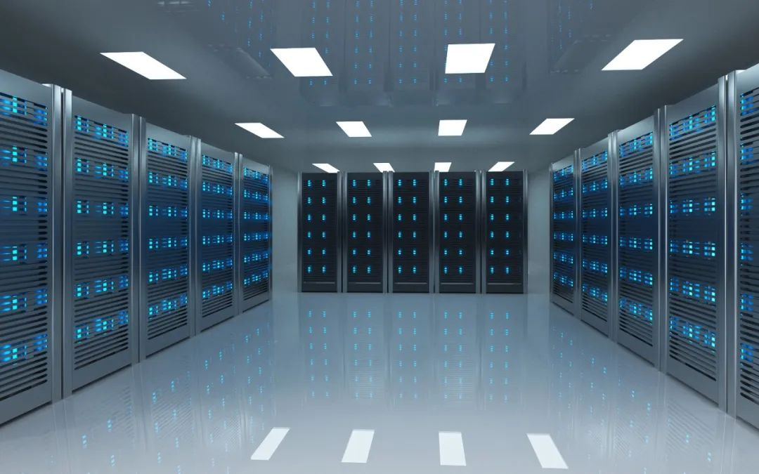 如何比较不同算力服务提供商的性能和可靠性？